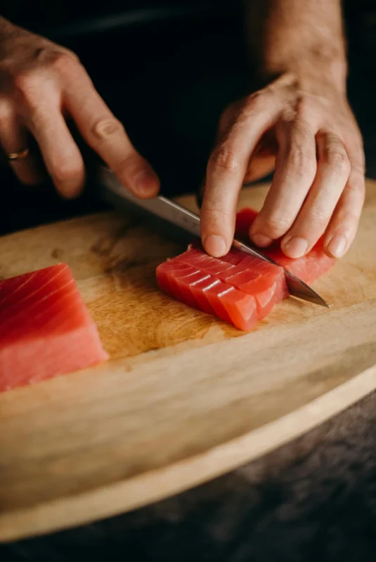decoupe de sashimi de thon, dans la longe du poisson. une des partie les plus savoureuse.